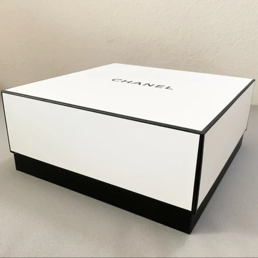 CHANEL Box - Picture 5 of 10